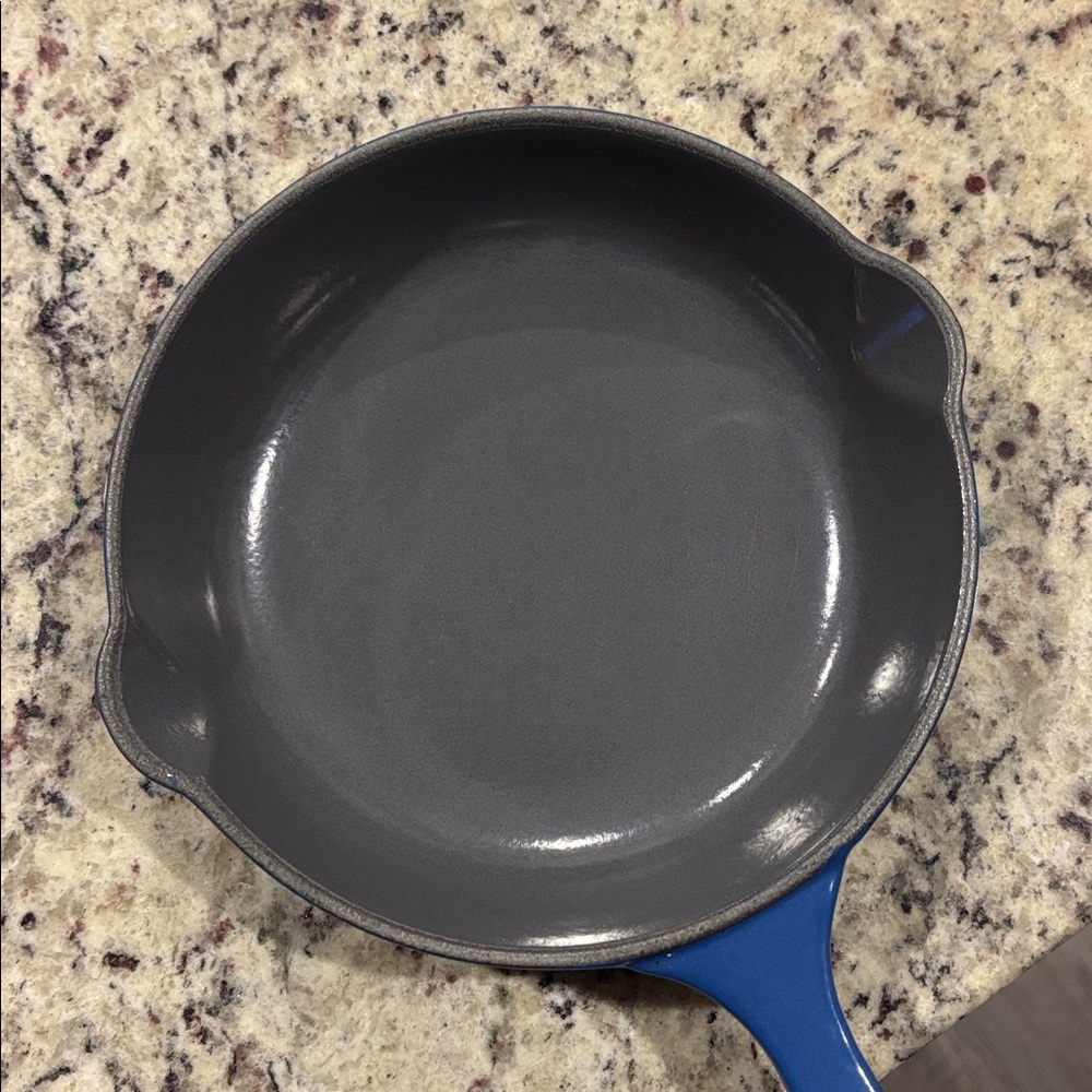 Le Creuset Glissemail Vintage Blue 7 1/2 Inch Double Spout Skillet pre-1990’s - Picture 2 of 9